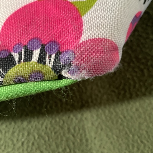 Floral, insulated lunch bag.  Zipper and handles.  Size approx. 8x12. - Picture 10 of 10